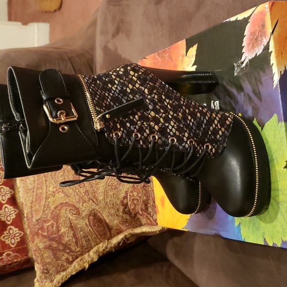 New Italina 4.5 inch black python snake bootie...size 7. - Picture 1 of 13